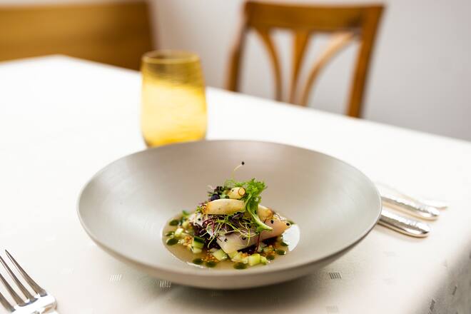 27.08.2021;Gais: GaultMillau Nesspresso Lounge - Silvia Manser, Restaurant Truube; . © Valeriano Di Domenico1.Gang - Makrele in Kaffeeöl - Randen - Bittersalz - Rauchfrischsud - Meerrettich