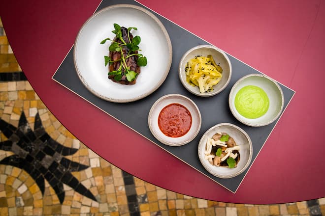 Nenad Mlinarevic kocht im PopUp in Zürich 2020: Spitzkohl, eingelegte koreanische Chillisauce, Swiss Beef Secret Cut von Luma, glasiert mit Tareauce, Kräuteremulsion