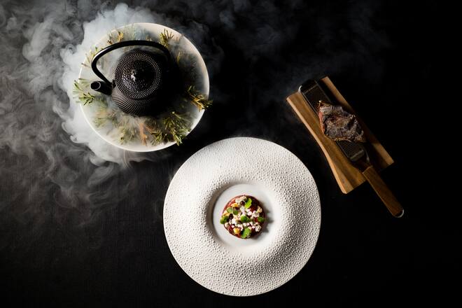 Dammhirsch vom Hof Holzen, Ristretto Origin Inia-Ãl, Preiselbeere, Wacholder, Kastanien - Nespresso Gourmet Weeks bei Fabian Raffeiner, Restaurant Meridiano in Bern - November 2019 - Copyright Olivia Pulver