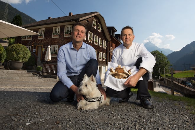im Feld v.l. Marco Helbling und Beat Walker mit Hund Rocky und Steinpilzen