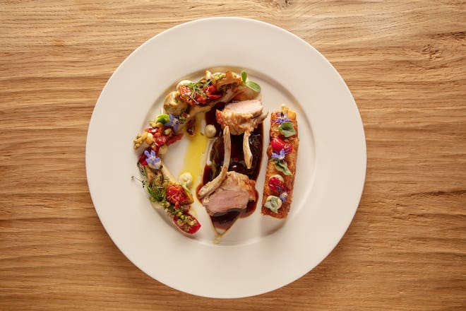 Karree und Haxe vom Berglamm aus demBerner Oberland mit Raz el Hanout, kontierten Peperoni und Kichererbsen-Knusper