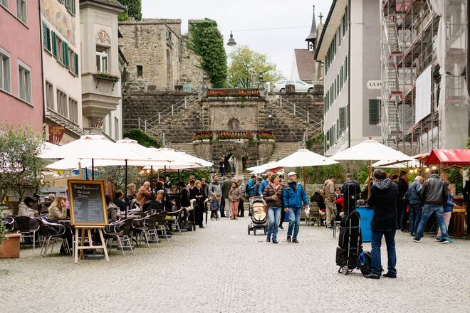 Kartoffelmarkt auf dem Hauptplatz in Rapperswil vor dem Hotel Jakob