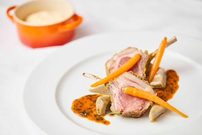 Lammkotelett / Lamm-Rex vom Surselva Lamm in der Kräuterkruste, Artischoken und Karotten, Bagna-Cauda-Sauce, Bündner Bramata-Polenta. Manuel Reichenbach von der Casa Tödi in Truns GR, 20.03.2020. Foto Lucia Hunziker