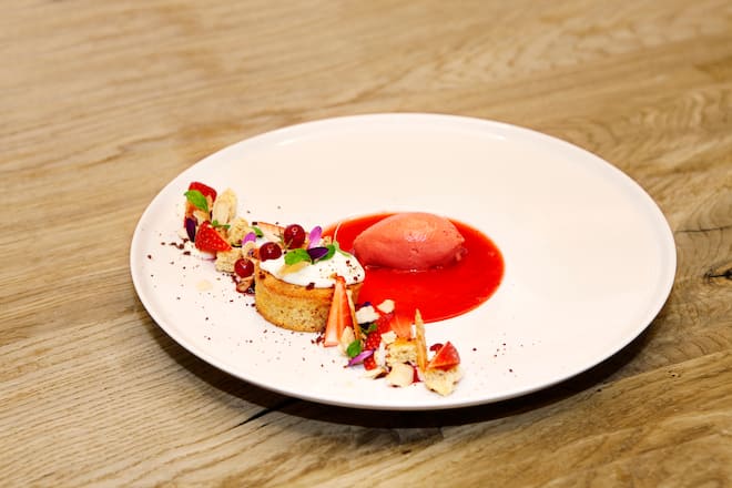 Lauwarmer Mandel-Bisquit mit Moscato d’Asti-Creme, Erdbeeren und Kaffee, Frühlingsgerichte, Hotel Alpenland, Lauenen bei Gstaad