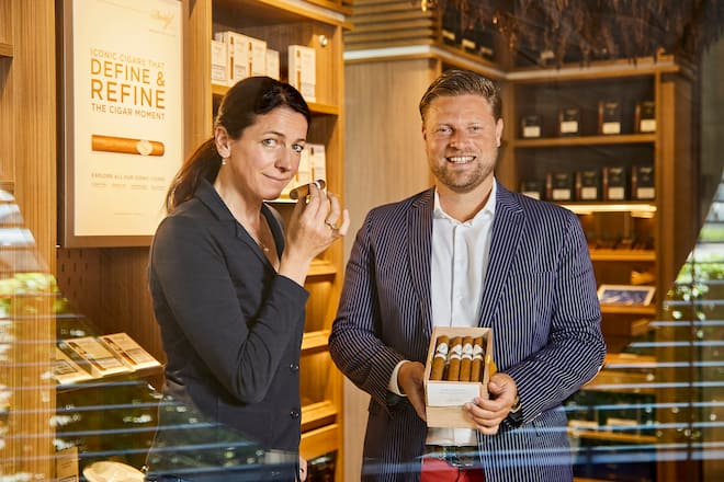 Lidwina Weh (Weinakademikerin, Zigarren-Liebhaberin) und Sam Reuter (Davidoffs Global Brand Ambassador) am Hauptsitz von Oettinger Davidoff, Basel, 19.05.2020. Foto Lucia Hunziker