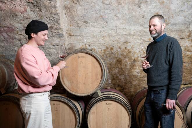 Magdalena-Crew bei Winzer Markus Ruch, in Neunkirch, im Weinkeller der Zehntenscheune, Dominik Hartmann (l), Markus Ruch am Degustieren