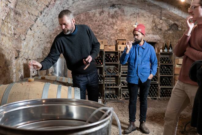 Magdalena-Crew bei Winzer Markus Ruch, in Neunkirch, im Weinkeller der Zehntenscheune, Markus Ruch (l), Patrick Schindler, Noah Bachofen