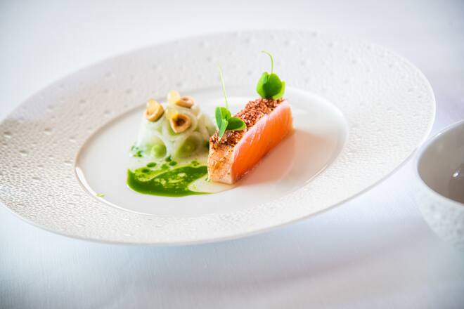 Marco Campanella, Jeroen Achtien kochen im Eden Roc 2021: Salmone di Losatallo, Rettich, Avocado, Piemonteser Haselnüsse by Camponella
