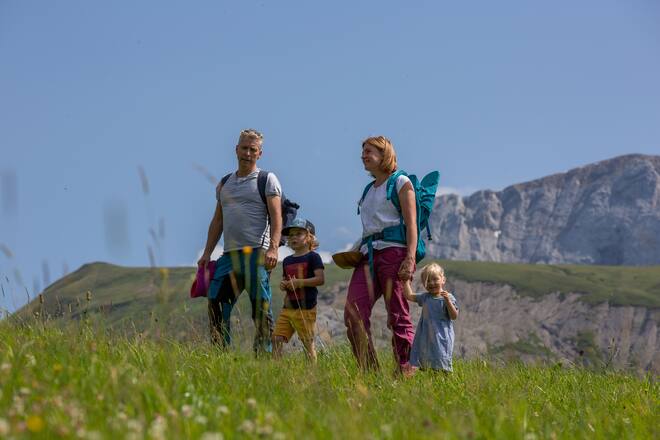 Martin Göschel mit Sohn Linard, Tochter Ladina und Gattin Sarah beim Pflücken, Wandern, Picknicken im Gebiet Lauenen.