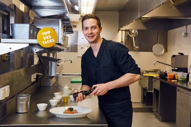 Matthias Widmer (Küchenchef) bereit sein Tatar zu. Restaurant Brauerei Freilager, Zürich Altstetten, 28.03.2018, Foto Lucian Hunziker
