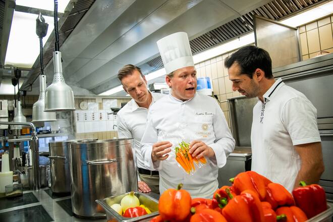 Mattias Roock mit Neel Jani und Michael Glinski in der Kueche