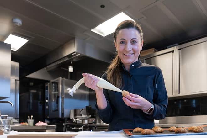 19.10.2021; Zürich: GMCH - Restaurant Ornellaia; Patissiere des Jahres, Felicia Ludwig bereitet die âSfogliatelle mit Vanille Cremeâ vor. © Valeriano Di Domenico