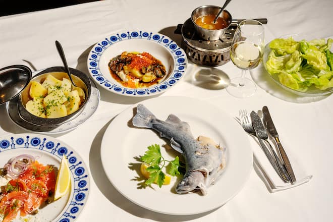 Restaurant Sihlmatt Pop-up im alten Bahnwagen Stazione Paradiso am Letten mit Forelle blau