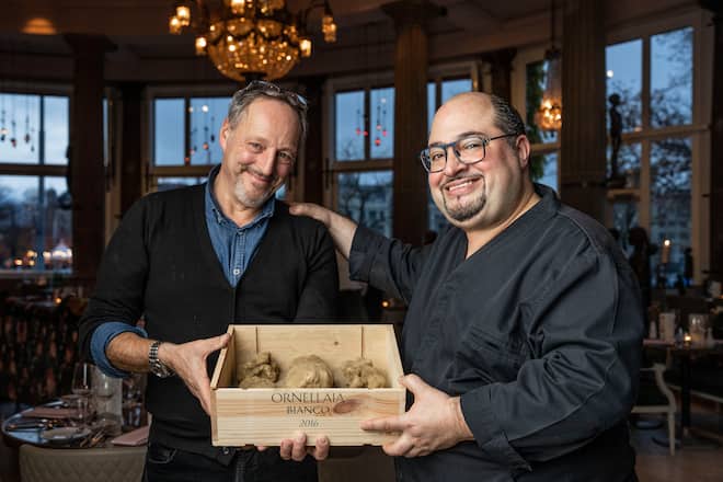 22.11.2021; Zürich: GMC - Tartufata Restaurant Terrasse; Antonio Colaianni mit dem Trüffel Lieferanten. © Valeriano Di Domenico