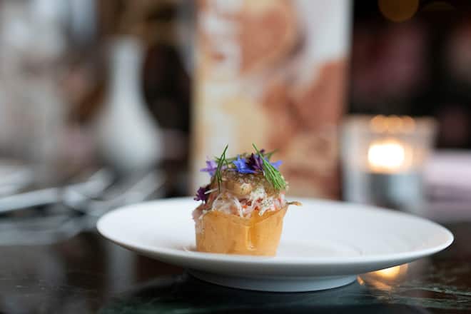 22.11.2021; Zürich: GMC - Tartufata Restaurant Terrasse; Patrick Mahler, focus Vitznau bereitet das amuse bouche vor. © Valeriano Di Domenico