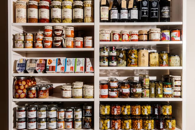 Lagotto Zurich von Balz Coray, Jonas Frey und Marius Frehner Comestibles Feinkostladen in Zürich Kreis 4 Langstrasse mit Konserven, Champagner und Bratwürste