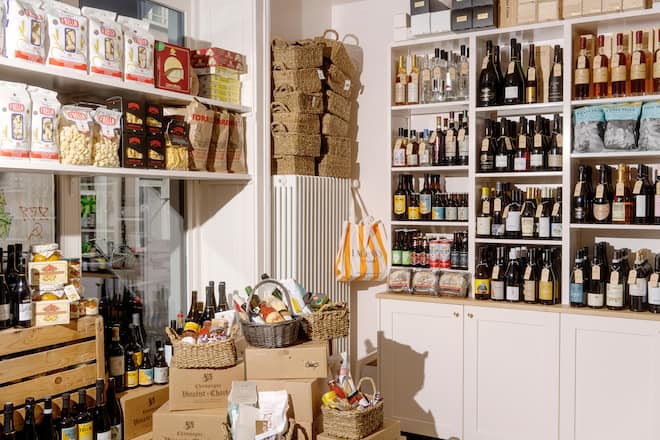 Lagotto Zurich von Balz Coray, Jonas Frey und Marius Frehner Comestibles Feinkostladen in Zürich Kreis 4 Langstrasse mit Konserven, Champagner und Bratwürste