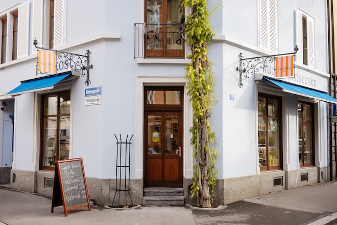 Lagotto Zurich von Balz Coray, Jonas Frey und Marius Frehner Comestibles Feinkostladen in Zürich Kreis 4 Langstrasse mit Konserven, Champagner und Bratwürste