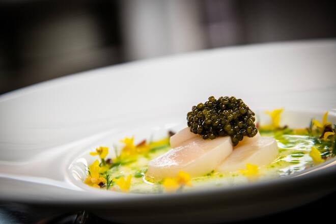 Lisa Bader ist Sommelier des Jahres 2012: Jakobs-Muschel und Kaviar, Pastinakensaft, Banane, Patanegra und Dill