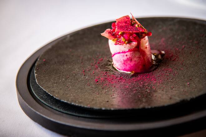 Mercedes EQS in Fribourg 2021: Rettich, gepickelte Holunderkapern und Egli