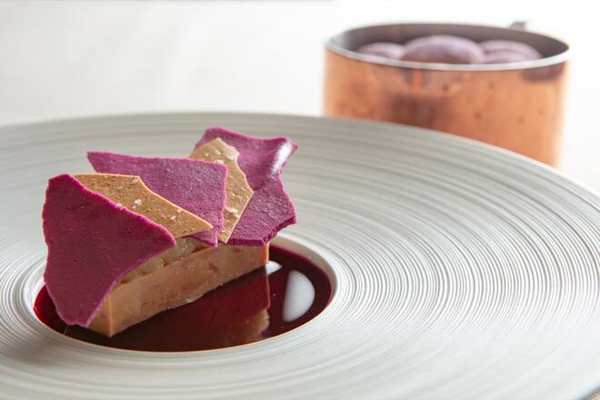 Rolf Fliegaufs Küche im Giardino Mountain Marinierte Entenleber fermentierter Rotkohl & Buchtel