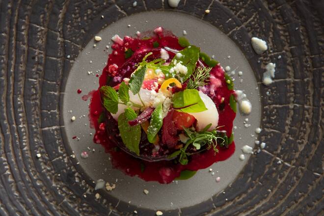 Salat von der Bete mit kandiertem Gemüse, Meerettichschnee und Mandeln Food von Chef Florian Schwarz Restaurant Hide & Seek Hotel Giardino Mountain Januar 2022