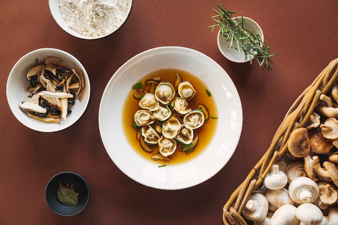 tortelloni in brodo di funghi -- Tobias Buholzer, Rose Rüschlikon - 11. Februar 2022 - Copyright Olivia Pulver