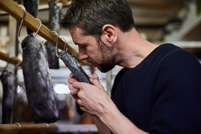 Bergfleisch für Heutage in der Trocknerei. Die Qualität wird überprüft.