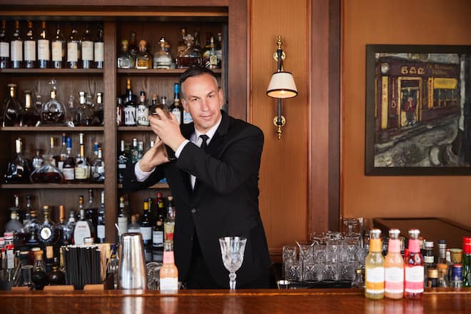 Thomas Huhn, Chef de Bar, Grand Hotel Les Trois Rois, Zubereitung Drink "Sounds like Ice Tea", Basel, 20.04.2020, Foto Lucia Hunziker