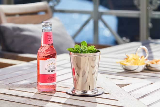 Drink "Basileus Fizz" von Thomas Huhn, Chef de Bar, Grand Hotel Les Trois Rois, Basel, 20.04.2020, Foto Lucia Hunziker