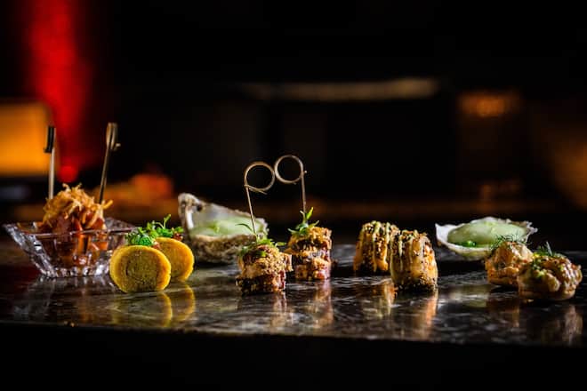 Omelette mit Avocado und Wasabi Oktopus-Ceviche, Macaron mit Hummer und Vadouvan Crispy Lobster-Wrap California-Style Hummer-Currywurst Gillardeau-Auster