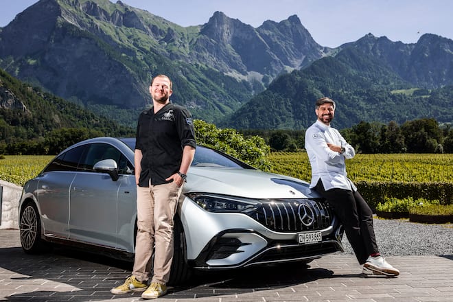 12.06.2022; Fläsch: Mercedes EQE - Weingut Davaz; Pascal Steffen und Sven Wassmer vor dem Mercedes EQE. © Valeriano Di Domenico