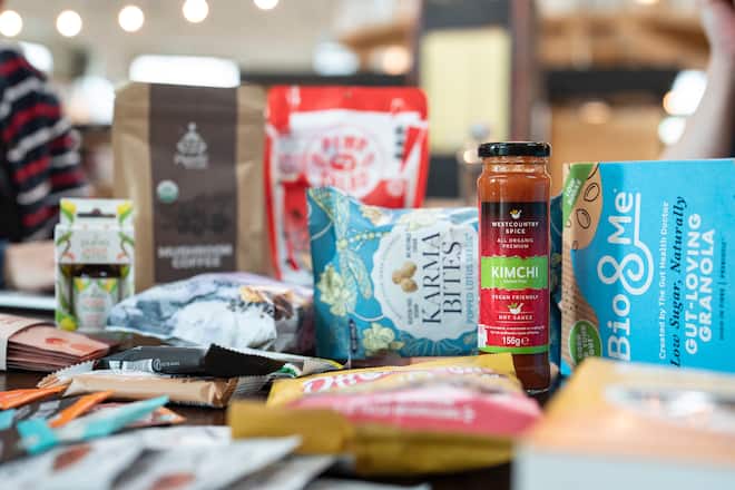 Simone Jones Chef-Foodscout bei Betty Bossi, in der Markthalle in Basel, Produkte, die sie in letzter Zeit aufgestöbert hat und degustieren wird