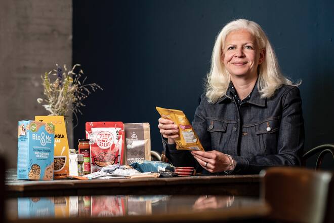 Simone Jones Chef-Foodscout bei Betty Bossi, in der Markthalle in Basel, mit Produkten, die sie in letzter Zeit aufgestöbert hat und degustieren wird