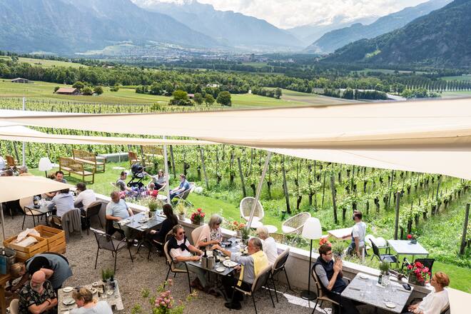 Alter Torkel in Jenins Terrasse Blick Richtung Landquart 2022