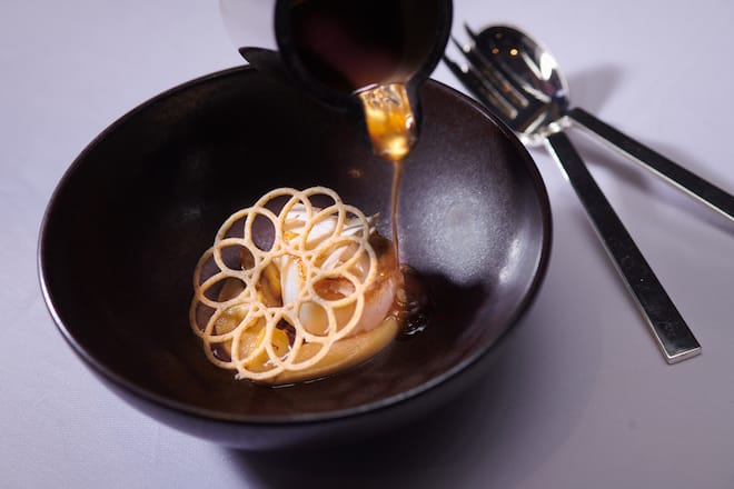 Zermatt, le 25 août août 2022, HÃTEL ZERMATTERHOF, durant les Nespresso Taste week, le chef Heinz Rufibach nous propose une déclinaison de plats avec du café ici un amuse bouche a la St Jacques© Sedrik Nemeth