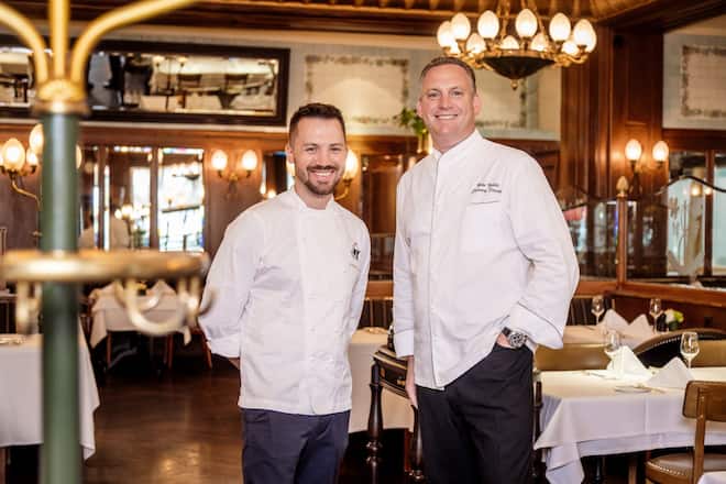 Mike Wehrle mit Küchenchef Wolfgang Schmidt Jack's Brasserie im Schweizerhof Bern 2022