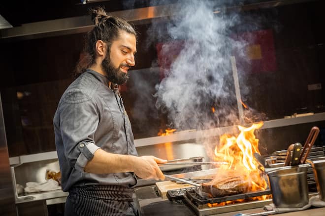 Beau Rivage Palace Lausanne, GM Hotel des Jahres 2023: 57-Grill: Gilberto Ferrinka