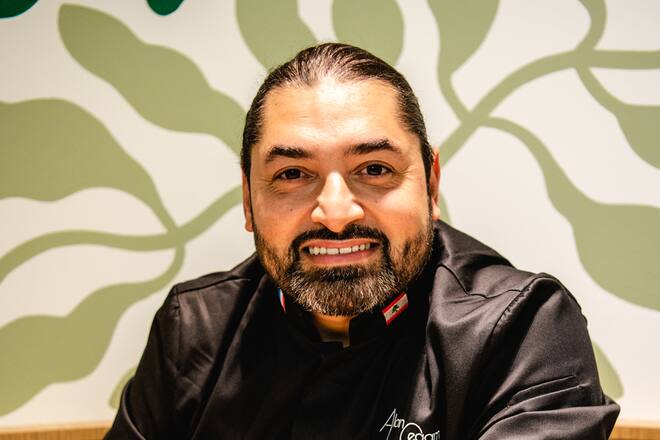 Alan Geaam ouvre son restaurant rapide , good food , shawarma et face de sont restaurant le Qasti dans le marais.