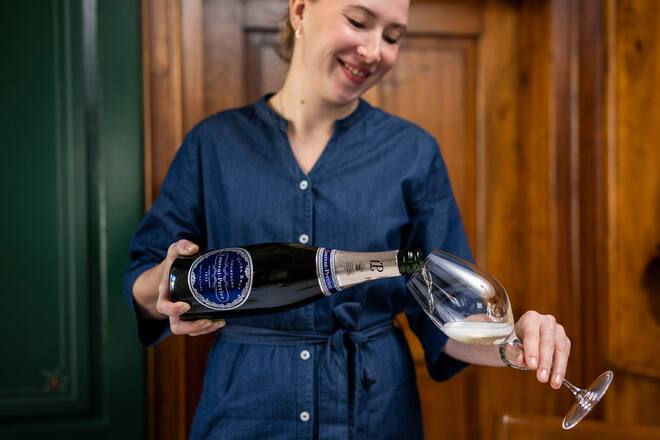 05.10.2022; Mels (SG); Sommelière Gloria Flury mit dem Laurent Perrier Champagner. © Valeriano Di Domenico