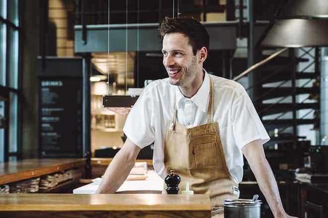 Markus Arnold (Chefkoch Steinhalle Bern) zeigt uns seine liebsten Sommergerichte und den Kräuter- bzw. Gemüsegarten auf der Terasse der Steinhalle: Urban Gardening. - Montag, 3. Juni 2019 - Copyright Olivia Pulver