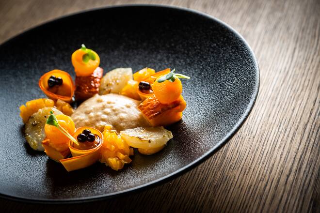 Angelina Lesky, Taggenberg 2022: Jakobsmuschel, süss-sauerer und gebackener Kürbis und Kaffeschaum