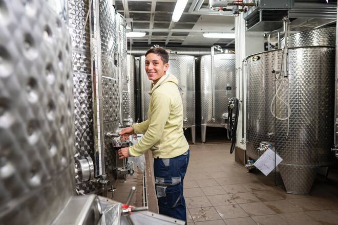 Adeline Mayor, Vigneronne, Vevey, im Weinkeller