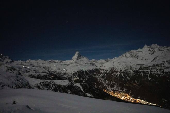 06.01.2023; Zermatt: Zermatt home of Winter; MONDSCHEINABFAHRT mit anschliessender Aper und Fondue im CERVO Mountain Resort. © Valeriano Di Domenico
