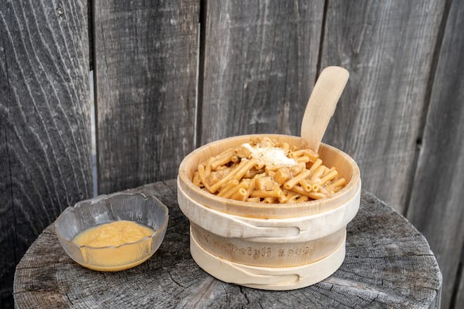 Fluonalp, Alpkäserei und Bergrestaurant, oberhalb Giswil, Älplermagronen