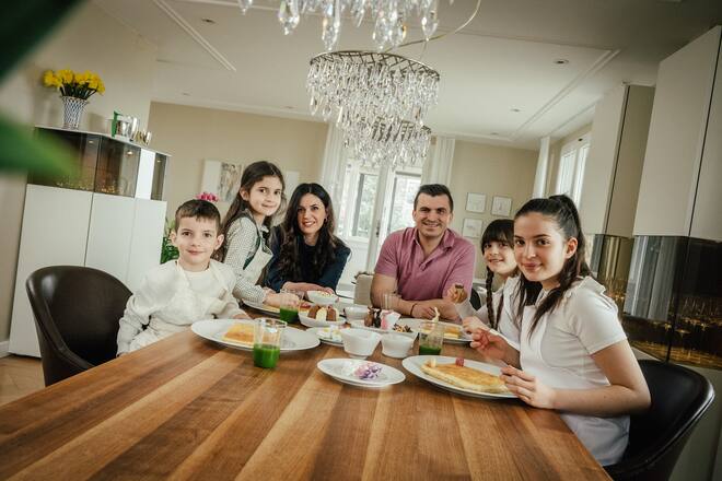 Agron Lleshi backt mit seiner Familie 2023