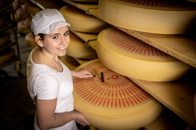 Zwei Generationen, ein Käse: Treffen zwischen Urs Schluechter, Direktor Emmentaler Switzerland, und Aline Hadorn, Lernende/Milchtechnologin in Kirchberg BE. Aufgenommen am 04.04.2023