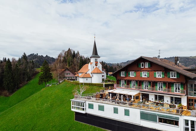 Hexer Stefan Wiesner kocht im Wiesner-Mysterion in Bramboden