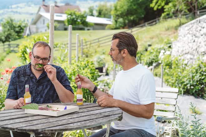 Michael Schneider (Swiss Mountain Spring) im Kräutergarten von Andreas Caminada - Videodreh Swiss Mountain Spring mit Andreas Caminada auf Schloss Schauenstein, Fürstenau - 06/2023 - Copyright Olivia Pulver