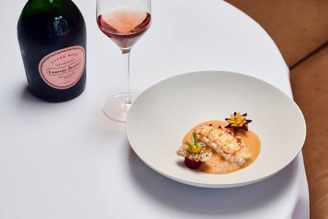 Kaisergranat 6/9, Bisque, Kimchi, Papaya-Karotten-Salat, Mango-Kalmansi-Creme, Kaffirlimetten-Abrieb.